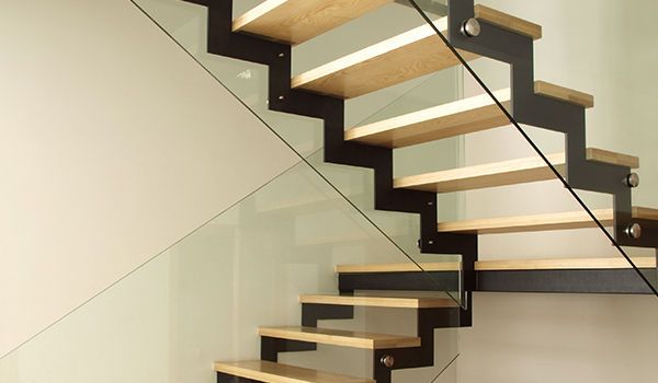 Поворотная лестница на ломаных металлических косоурах в стиле лофт ЛВМС1120Б