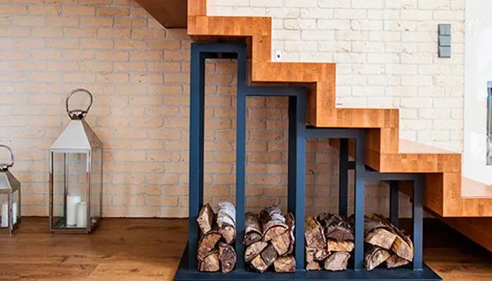 металлическая лестница с деревянными ступенями
